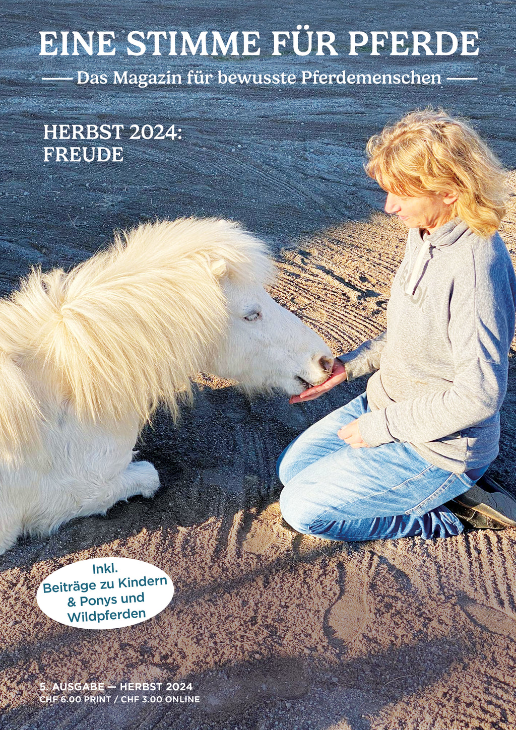Magazin Eine Stimme für Pferde, Herbst 2024, Thema Freude, Frau zusammen mit ihrem liegendem weissen Pony