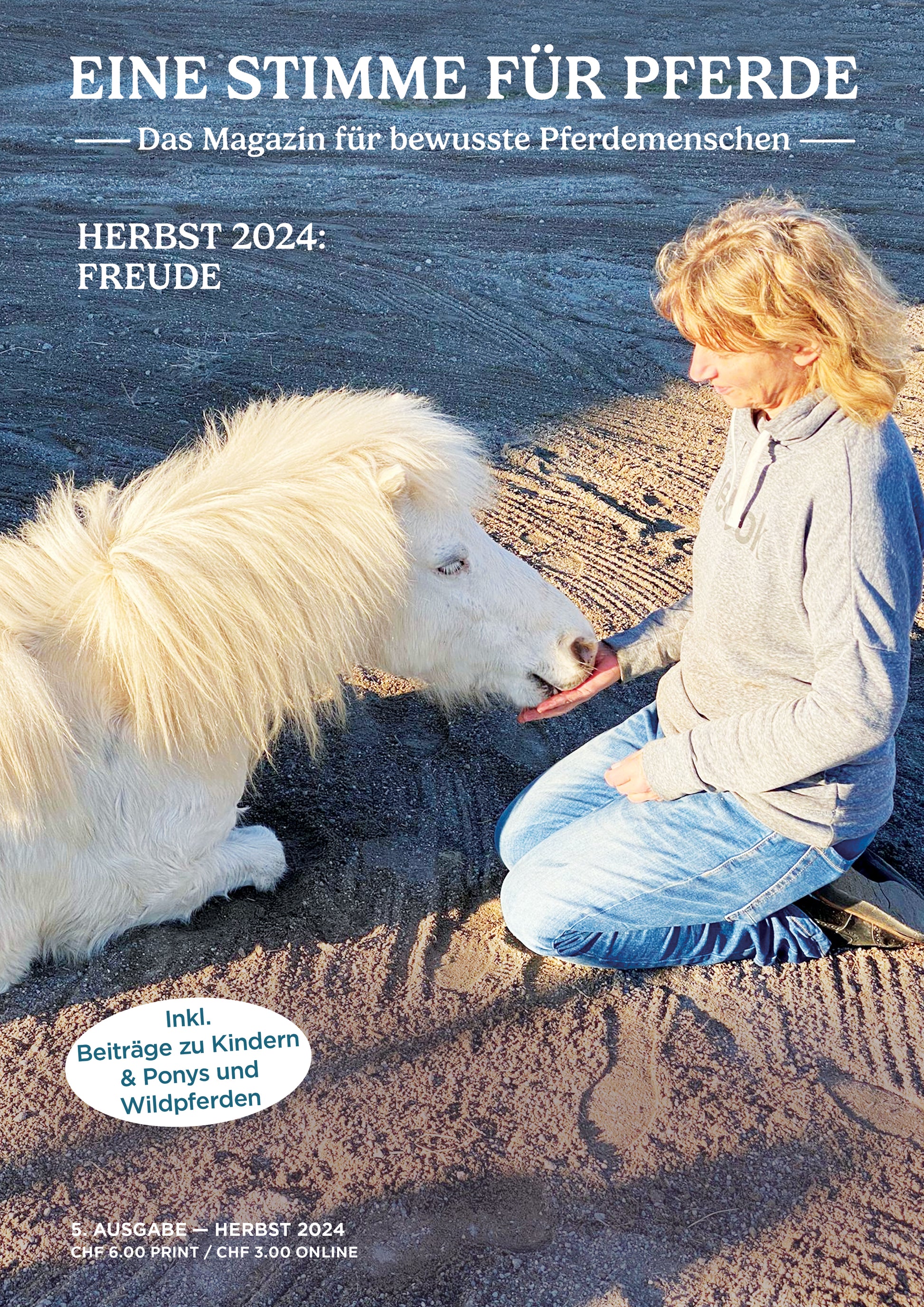Magazin Eine Stimme für Pferde, Herbst 2024, Thema Freude, Frau zusammen mit ihrem liegendem weissen Pony